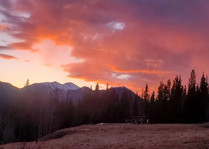 Rocky Mountain Escape - Log Cabins & Aurorasphere Glamping Dome - Rock Lake